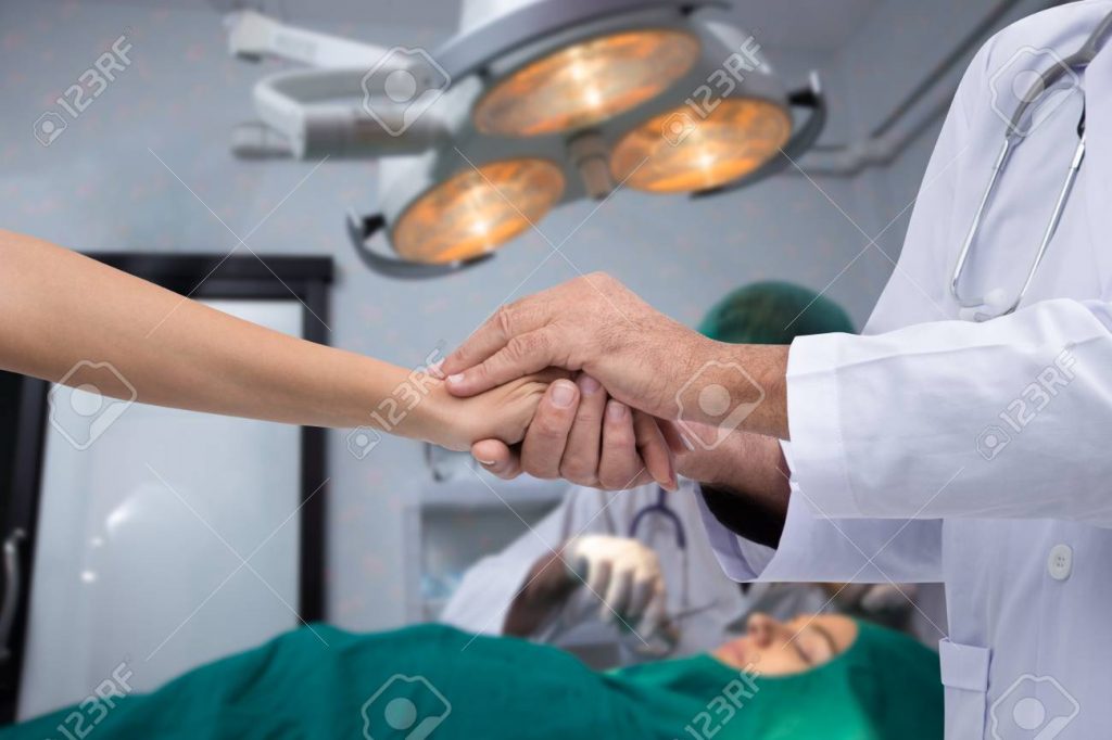 74515741 mano de los médicos para tranquilizar a los familiares del paciente que el tratamiento va bien
