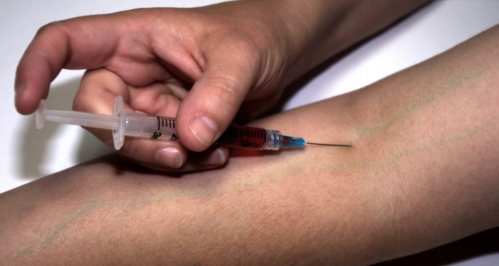 injecting medical shot veins syringe junkie drugs needle 774066