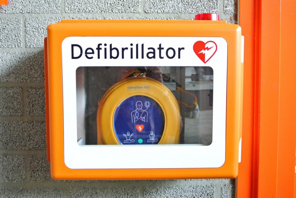 defibrillator revival first aid ill heart disease medical doctor 718207