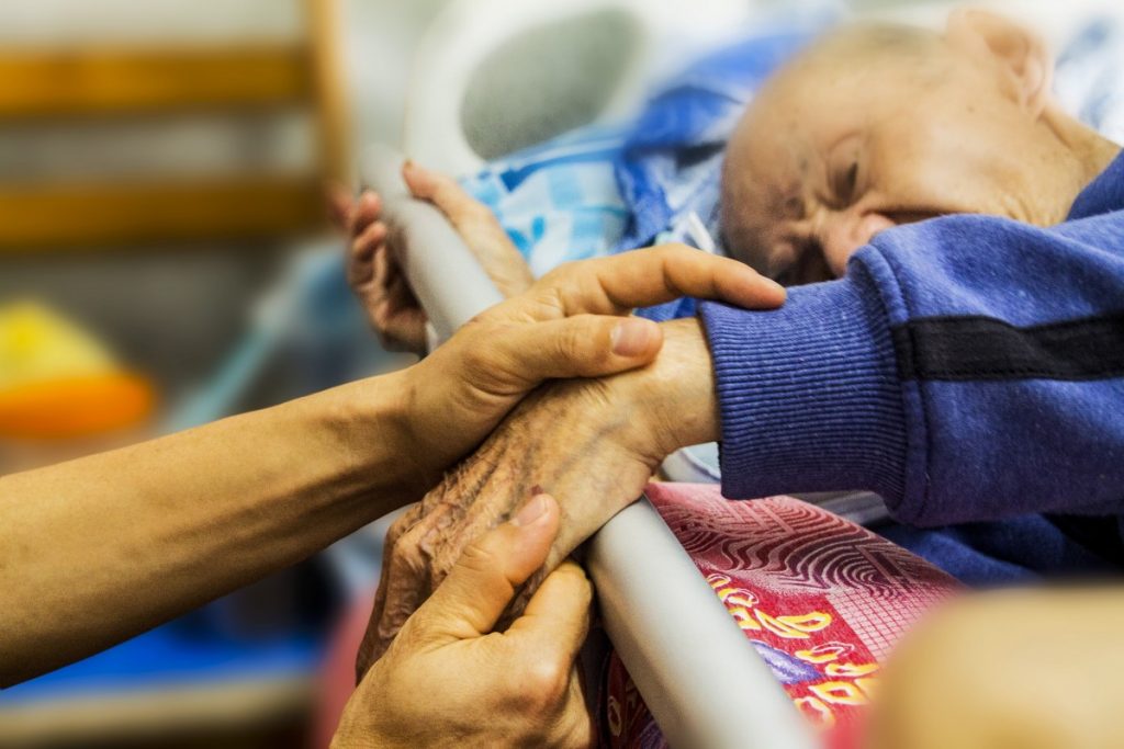 hospice caring elderly old healthcare patient nurse nursing 394432