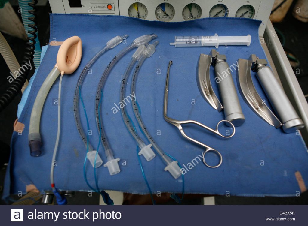 Diversos dispositivos usados para la intubación